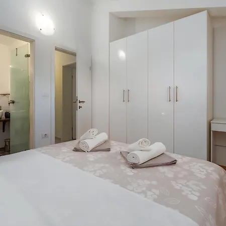 Apartman Sandi 2408 *