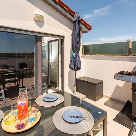 Sandi 2408 Apartman *