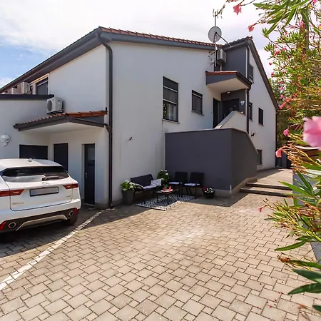 Sandi 2408 Apartman Póla