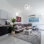 Sandi 2408